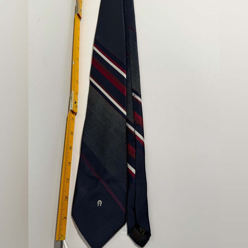 Vintage Etienne Aigner Tie
Polyester. 58” total length